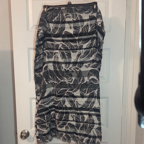 Talbots Black & White Leaf Pattern Oversized Scarf 70X52” fray hem Cotton Blend - Picture 2 of 12